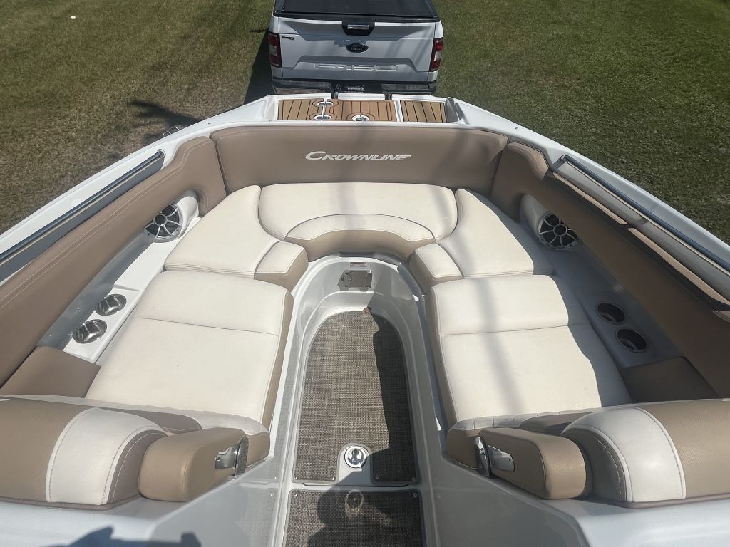 Photo 8 of this CROWNLINE E275XS