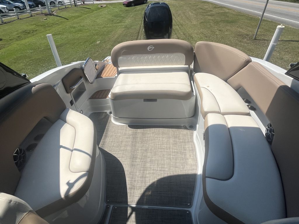 Photo 9 of this CROWNLINE E275XS