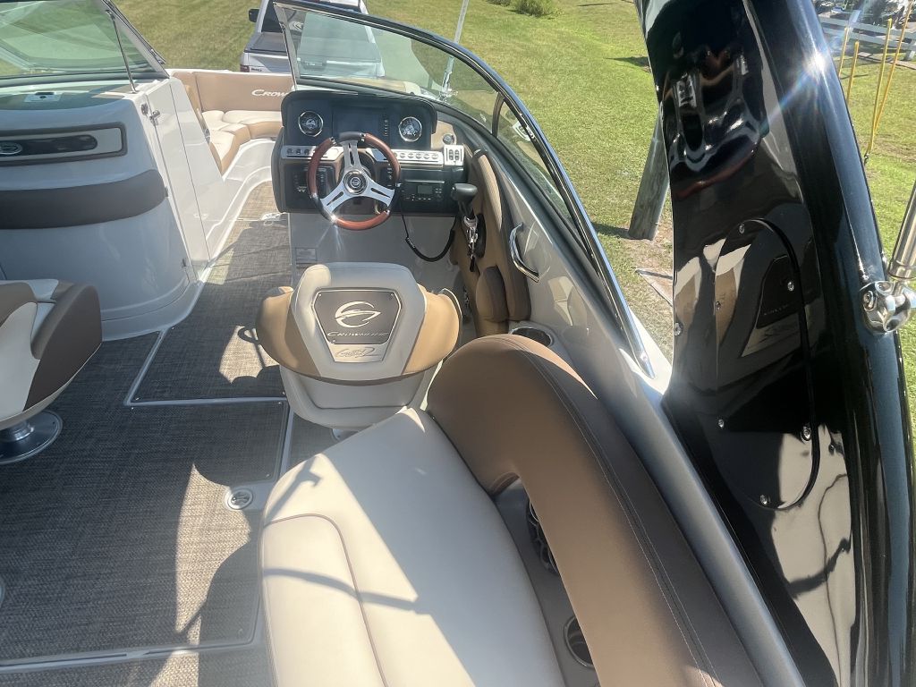 Photo 11 of this CROWNLINE E275XS