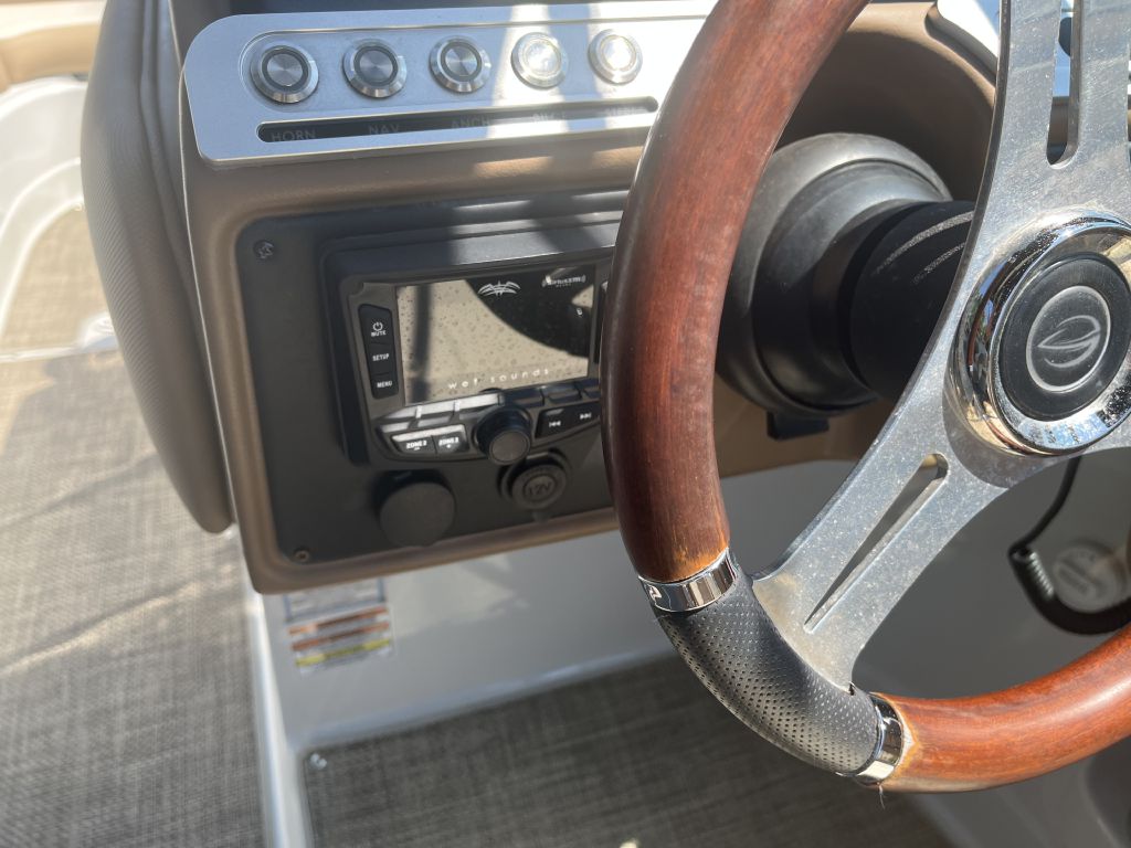 Photo 13 of this CROWNLINE E275XS