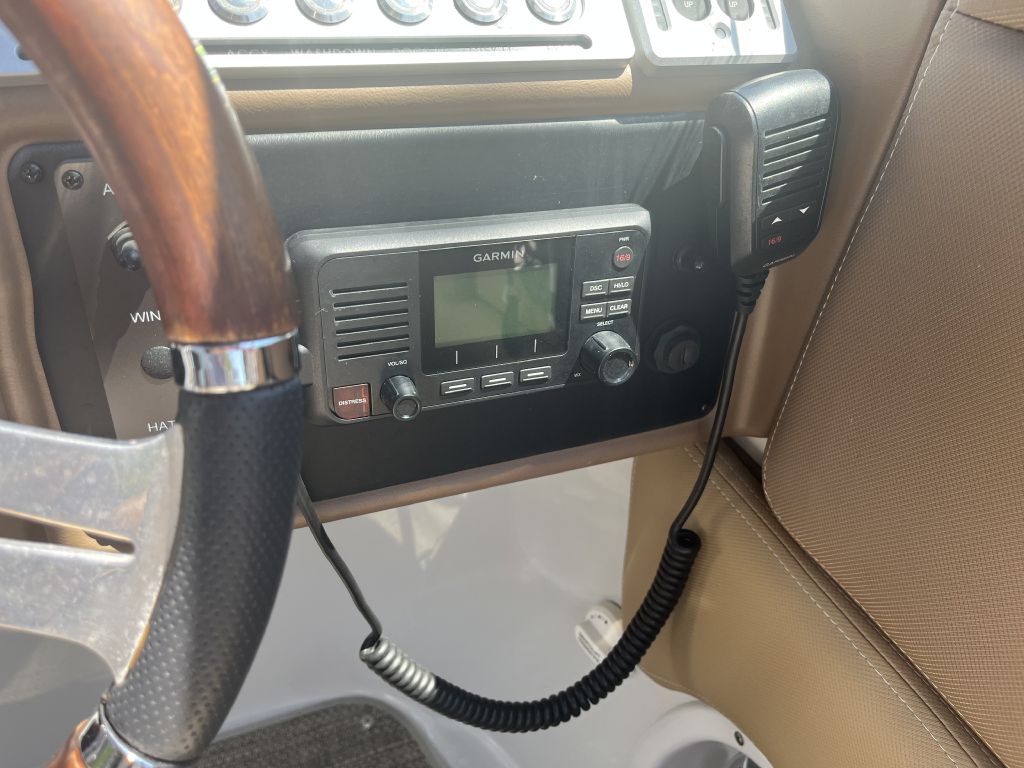 Photo 14 of this CROWNLINE E275XS