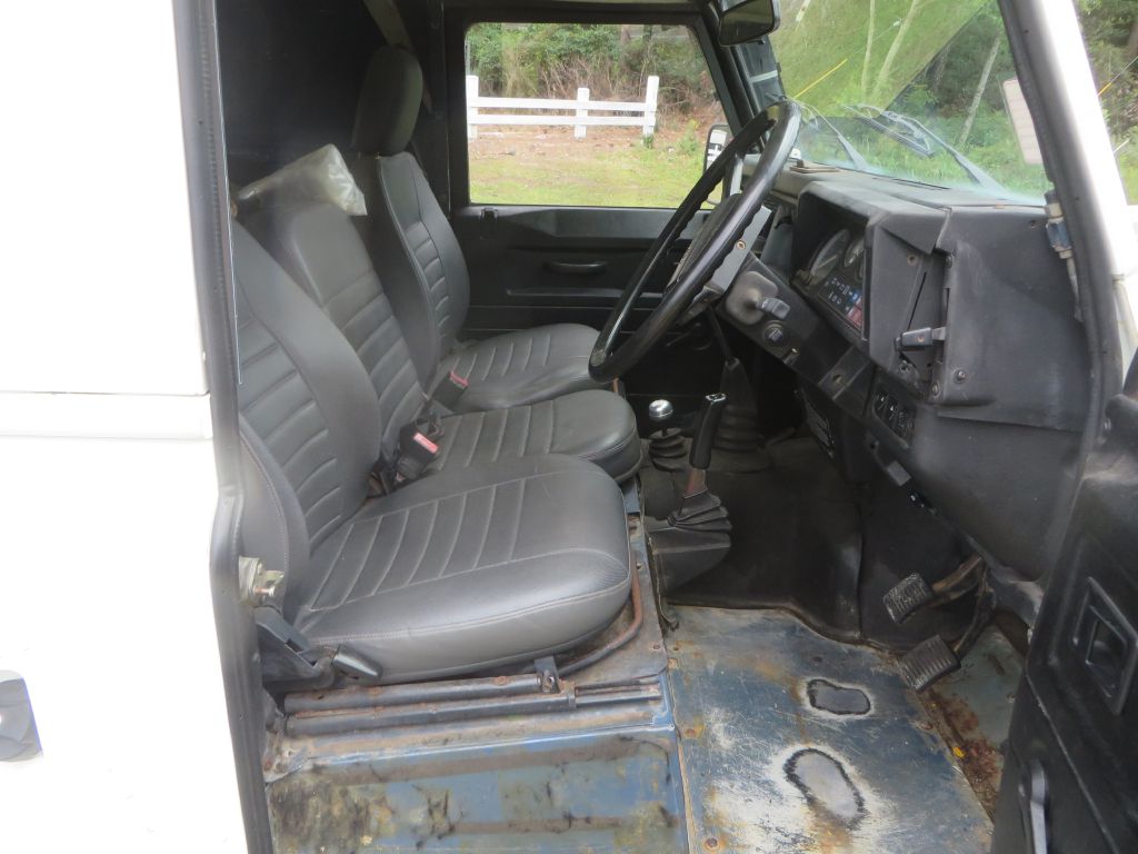 Photo 10 of this LAND ROVER DEFENDER