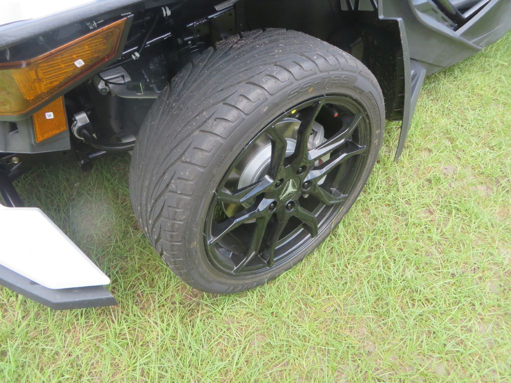 Photo 17 of this POLARIS SLINGSHOT