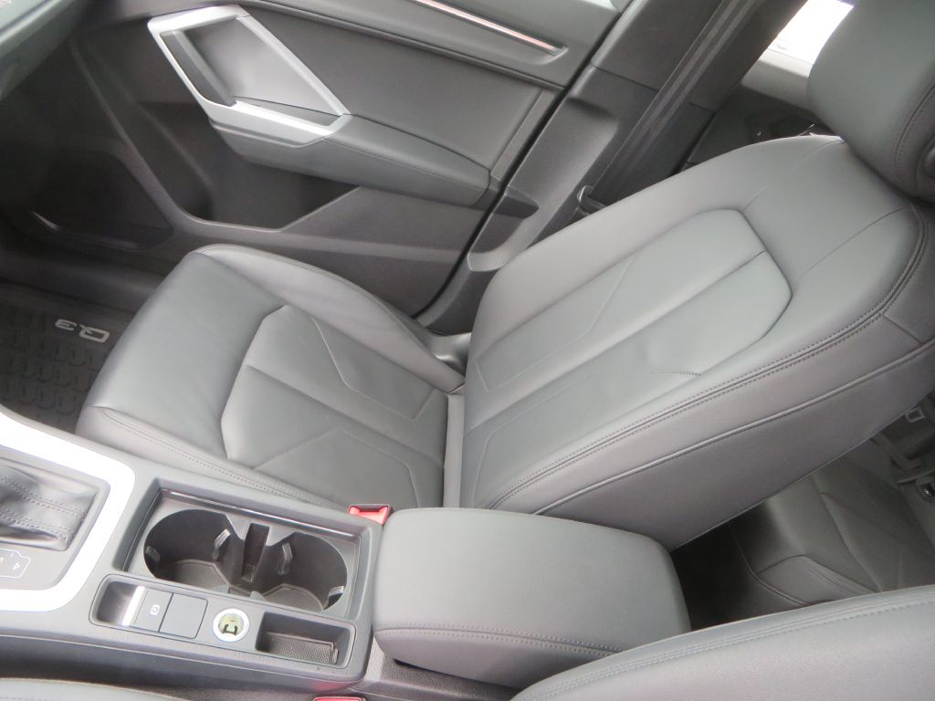 Photo 24 of this AUDI Q3