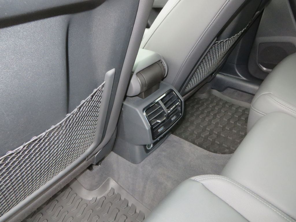 Photo 26 of this AUDI Q3