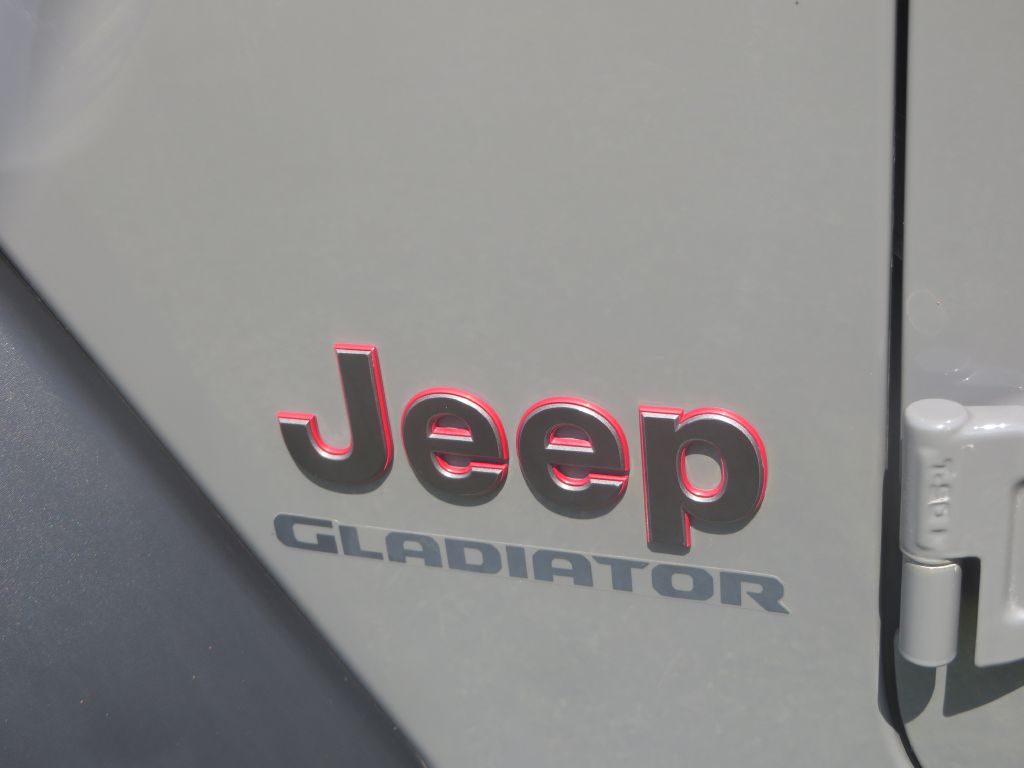 Photo 10 of this JEEP GLADIATOR