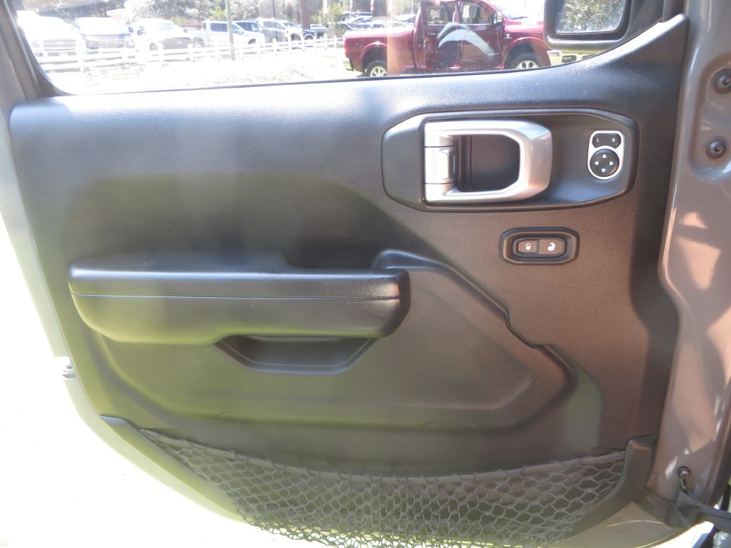 Photo 25 of this JEEP GLADIATOR