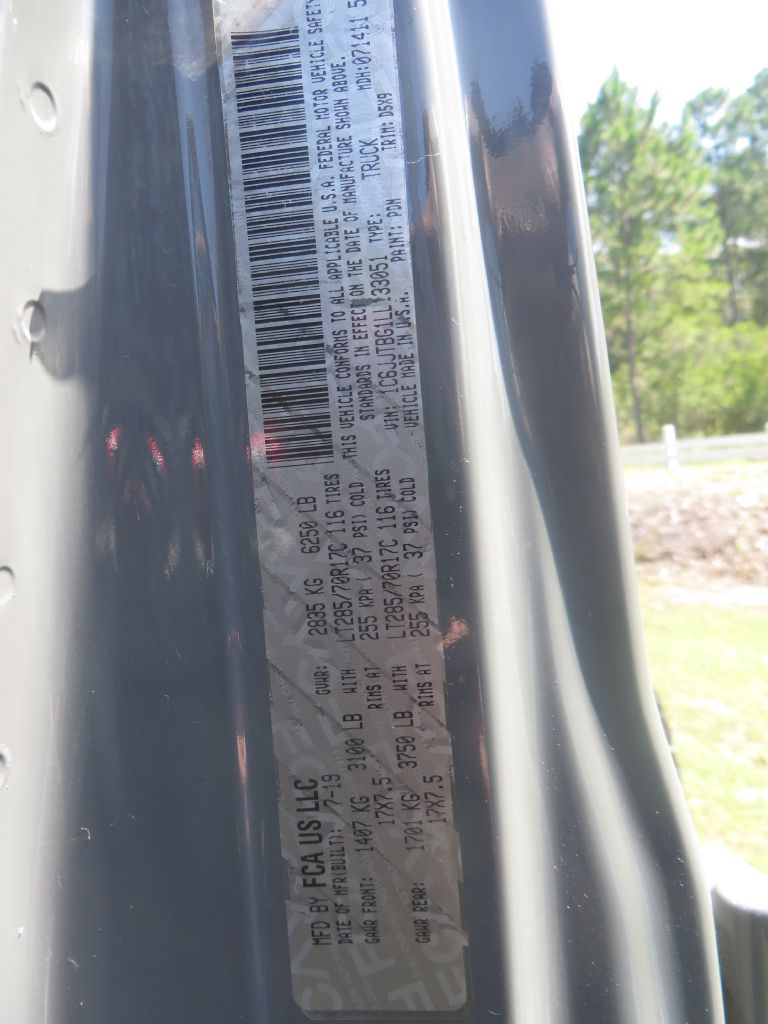 Photo 30 of this JEEP GLADIATOR
