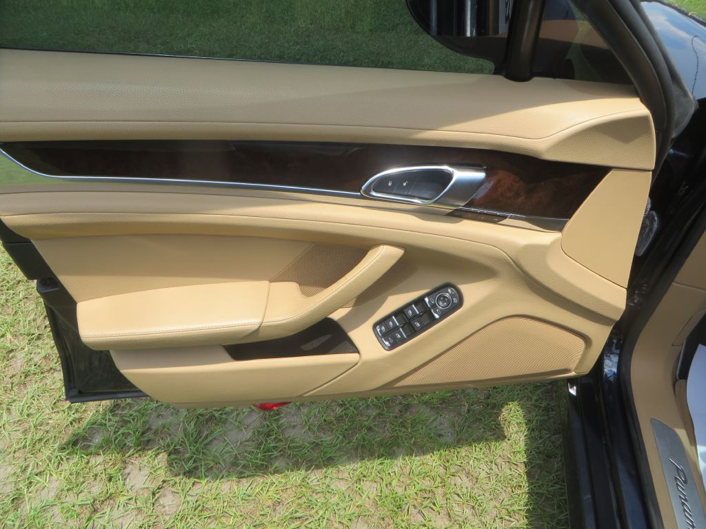 Photo 11 of this PORSCHE PANAMERA