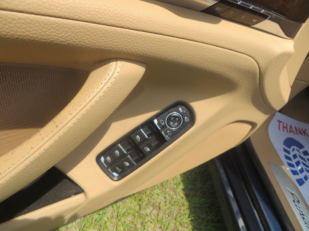 Photo 12 of this PORSCHE PANAMERA