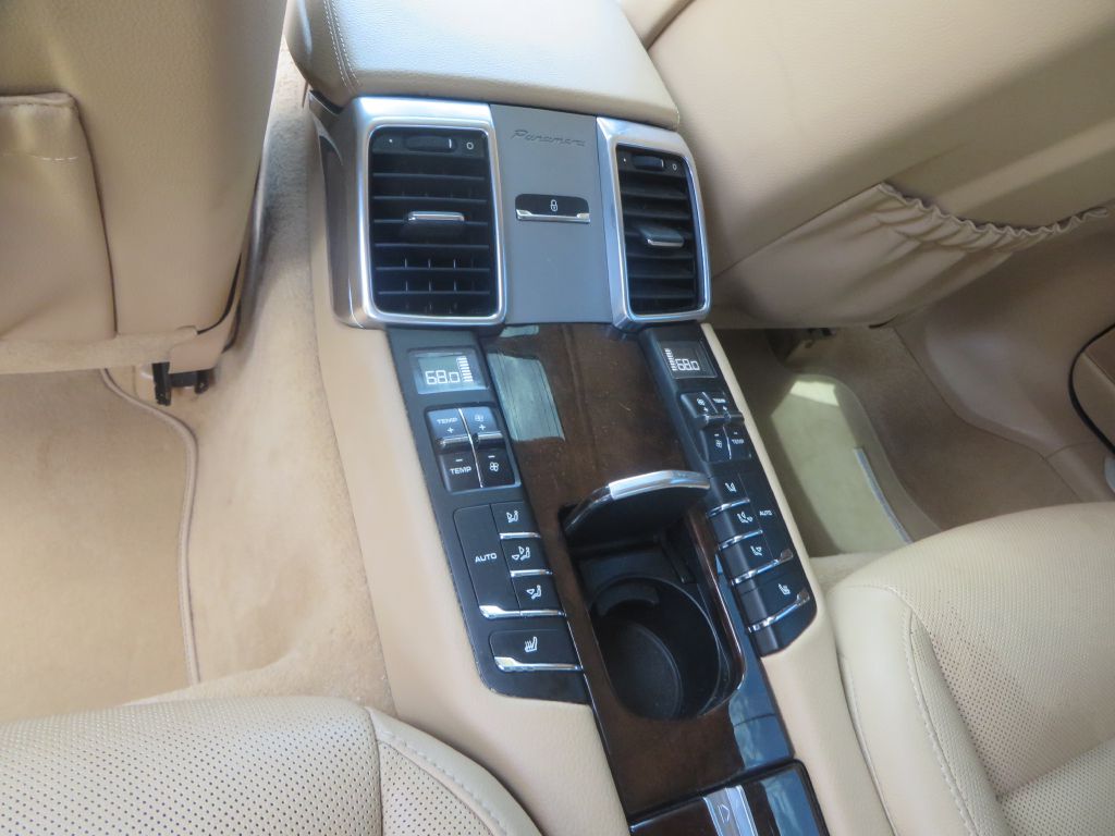 Photo 27 of this PORSCHE PANAMERA