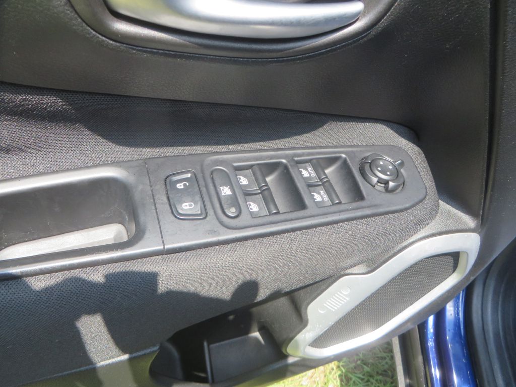 Photo 12 of this JEEP RENEGADE