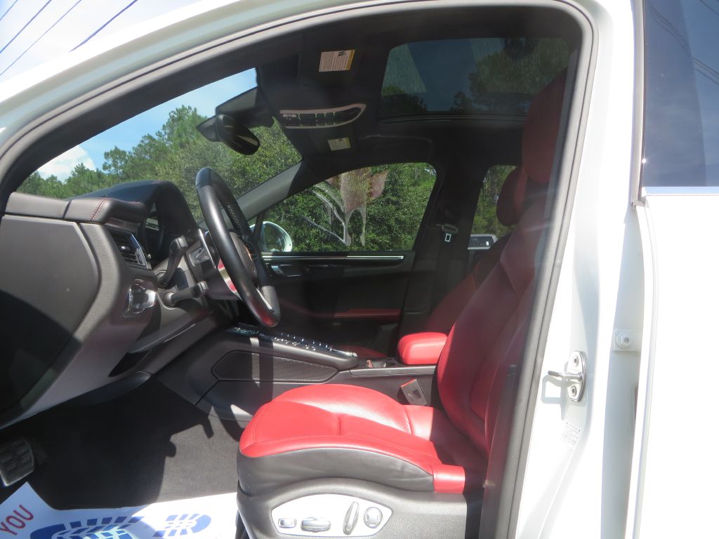 Photo 10 of this PORSCHE MACAN