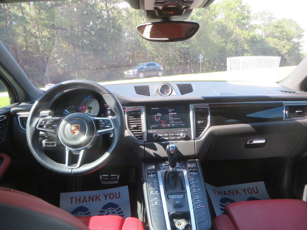 Photo 11 of this PORSCHE MACAN