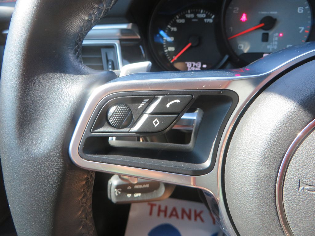 Photo 15 of this PORSCHE MACAN
