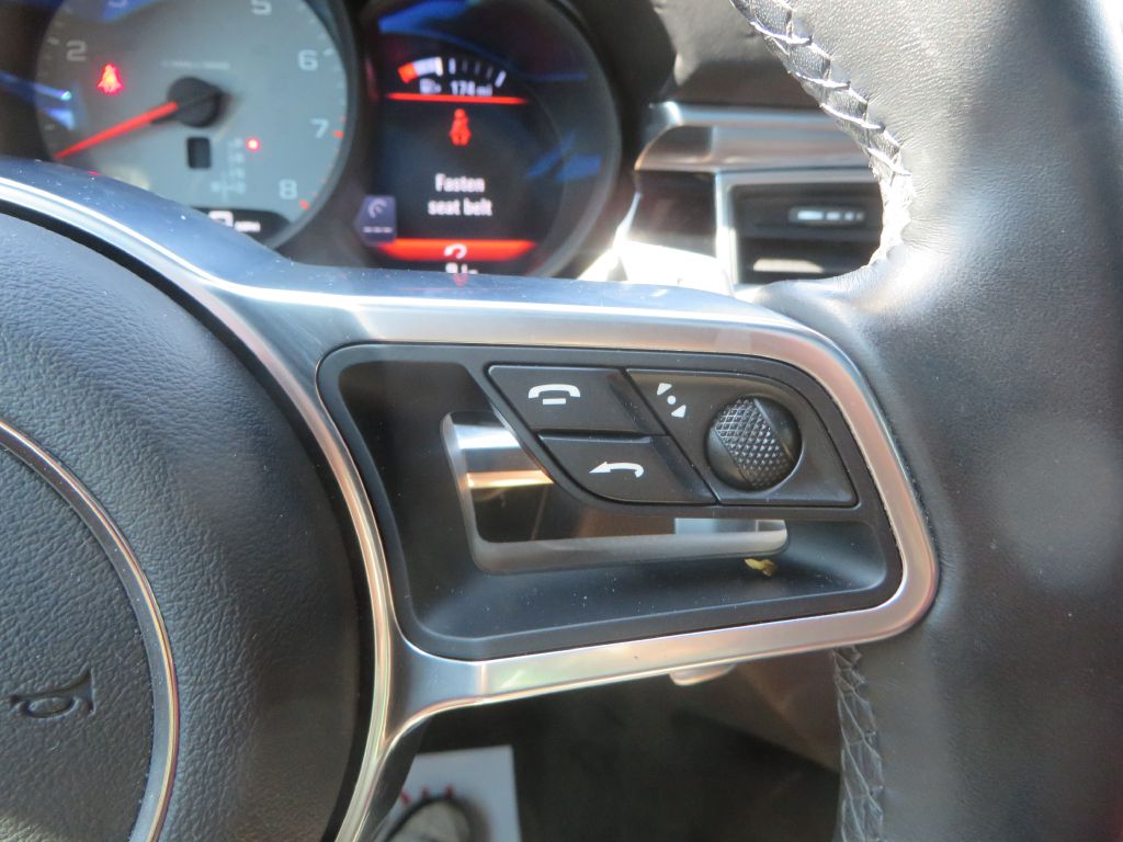 Photo 16 of this PORSCHE MACAN