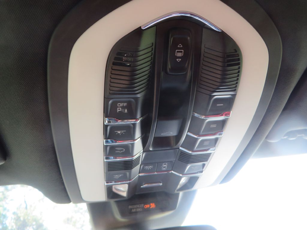 Photo 21 of this PORSCHE MACAN