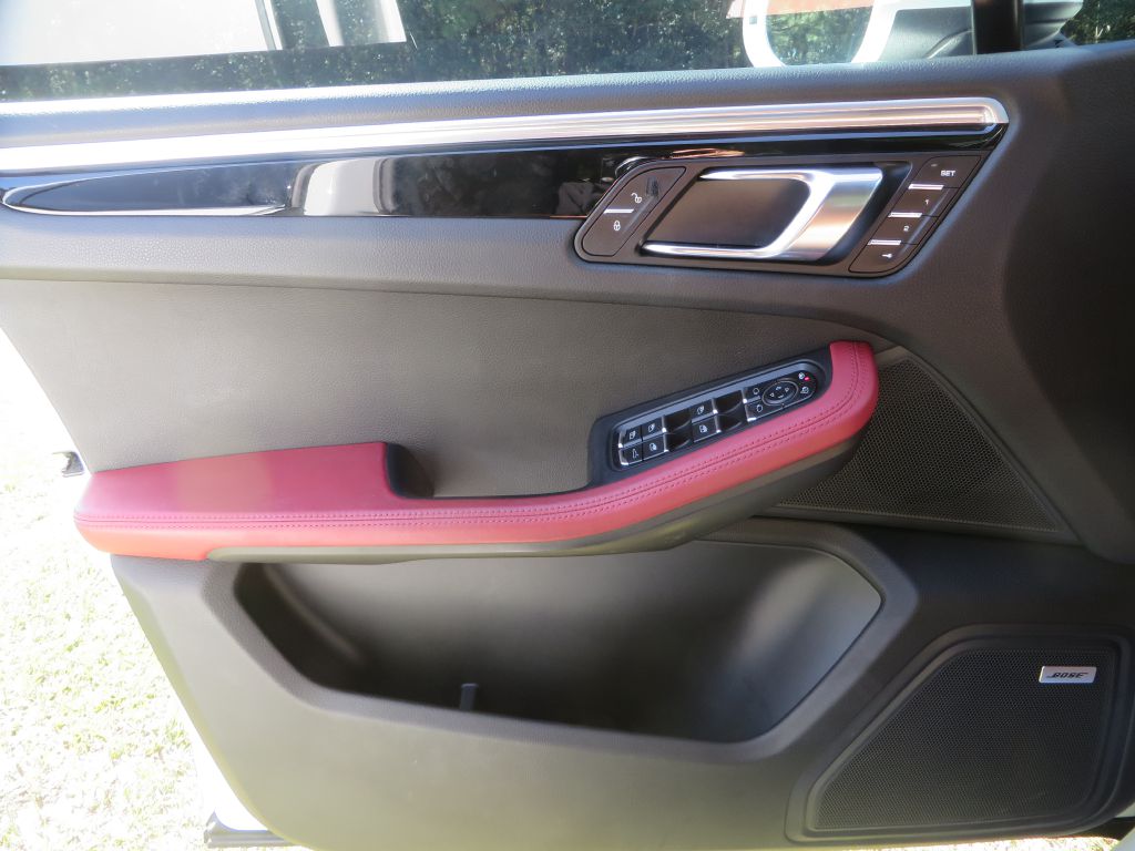 Photo 23 of this PORSCHE MACAN