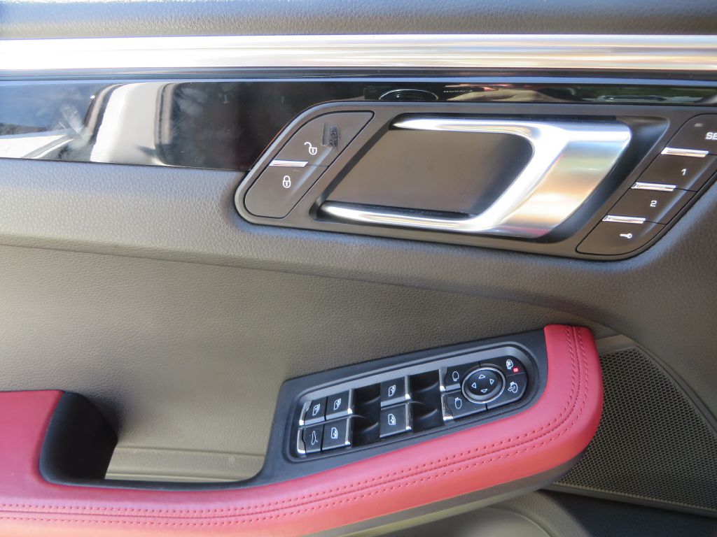 Photo 24 of this PORSCHE MACAN