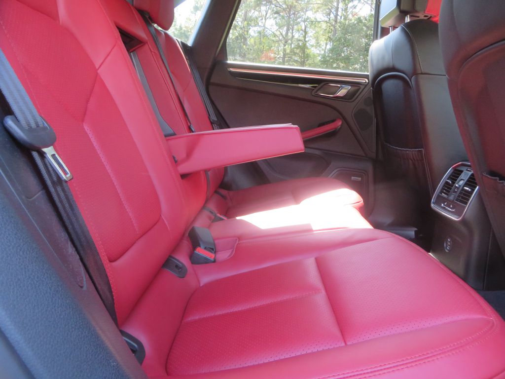 Photo 26 of this PORSCHE MACAN