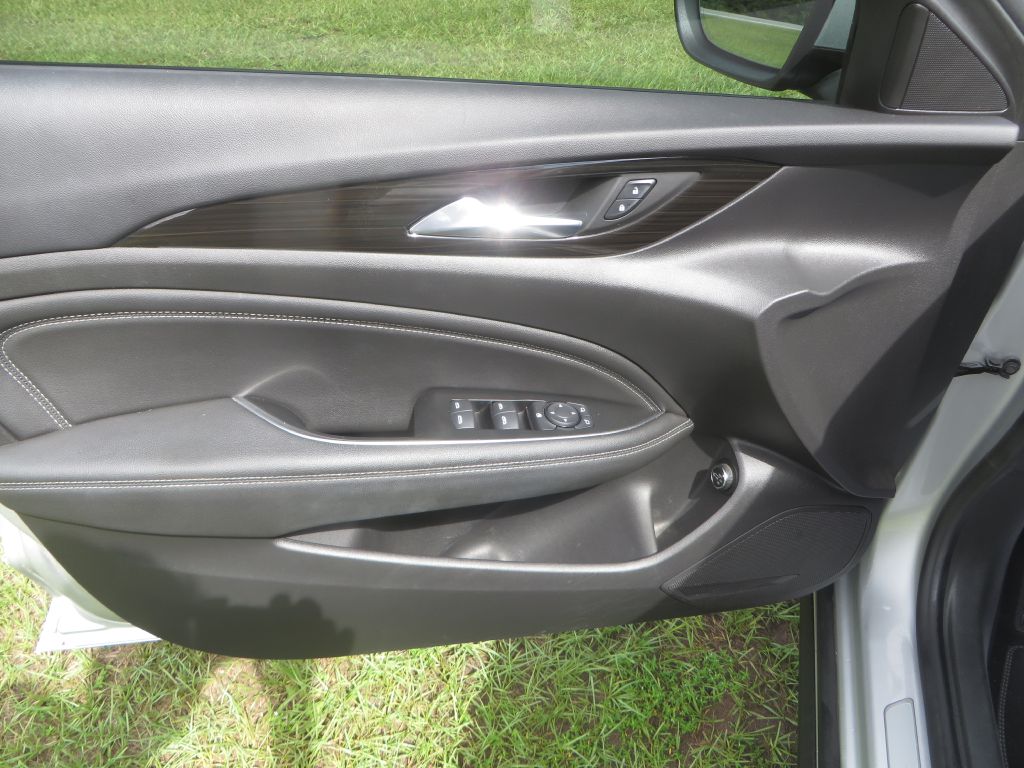 Photo 10 of this BUICK REGAL TOURX