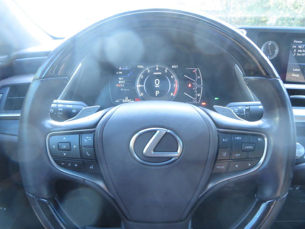 Photo 12 of this LEXUS ES