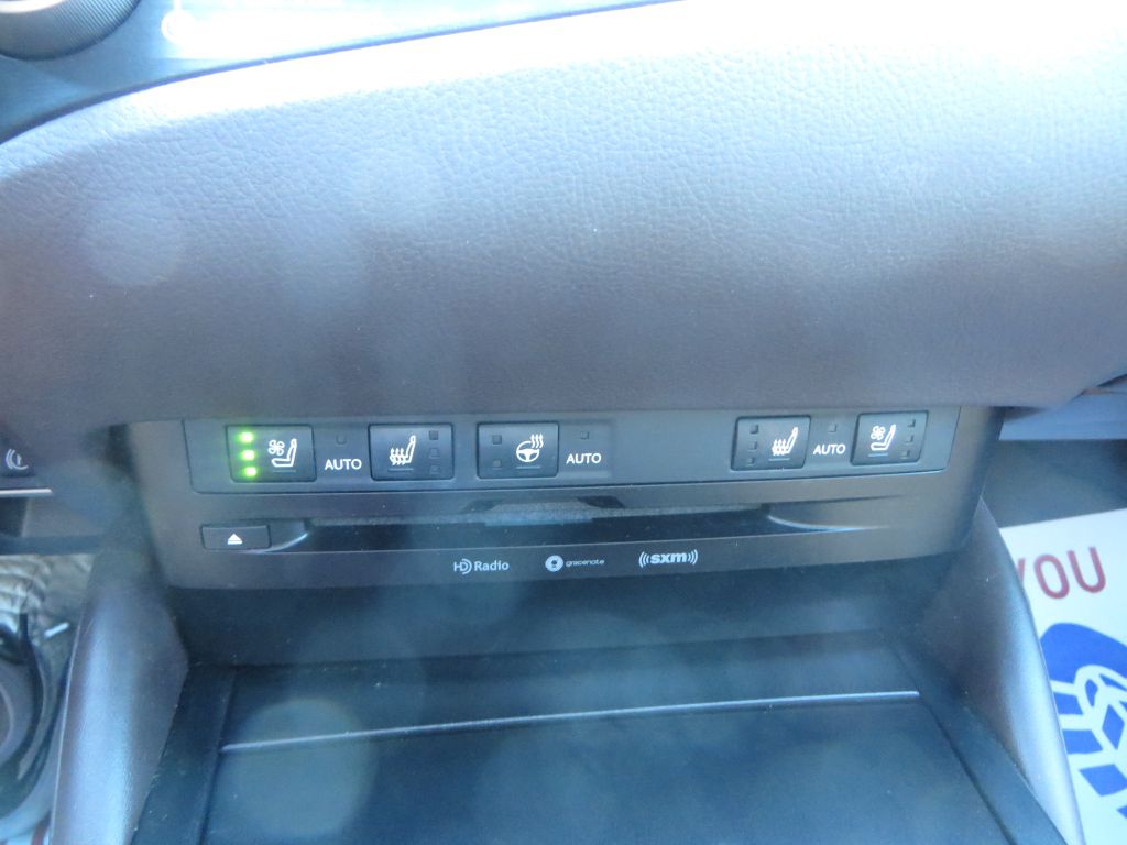 Photo 19 of this LEXUS ES