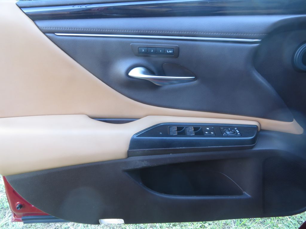 Photo 24 of this LEXUS ES