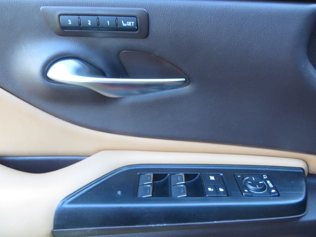 Photo 25 of this LEXUS ES