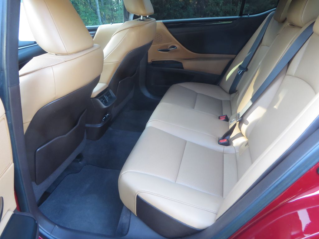 Photo 26 of this LEXUS ES