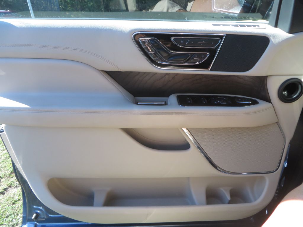 Photo 10 of this LINCOLN NAVIGATOR