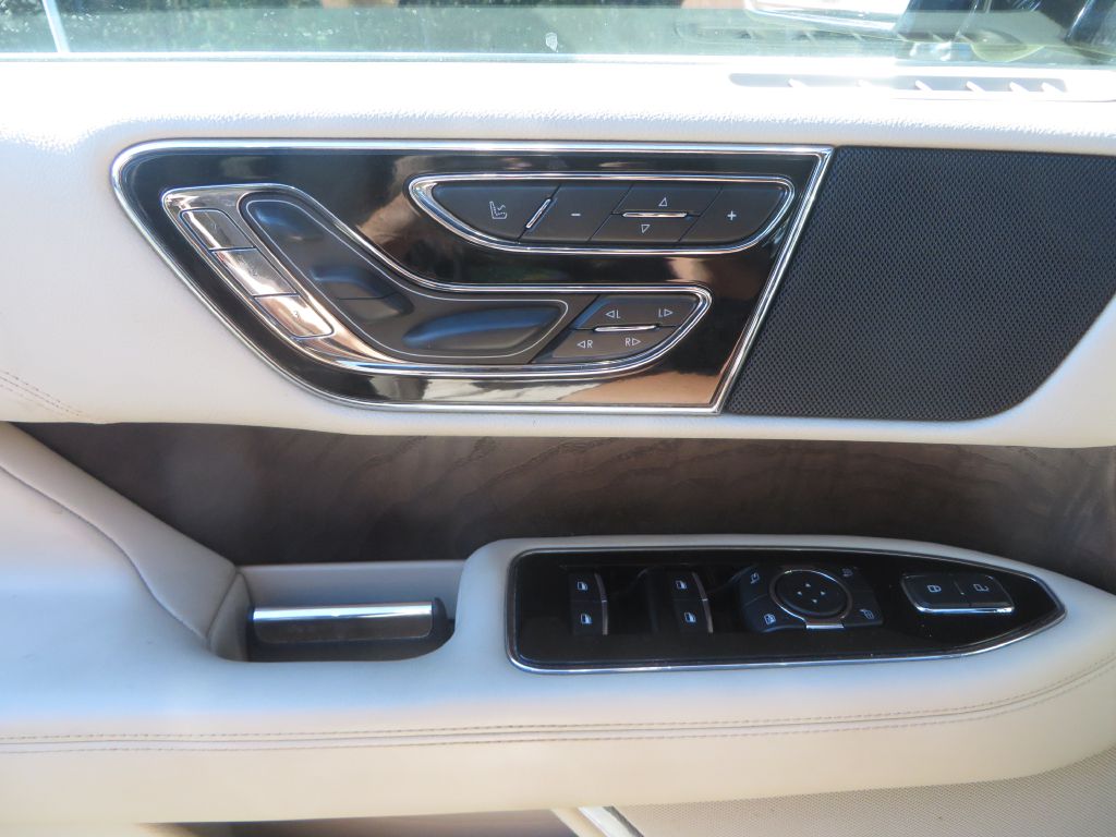 Photo 11 of this LINCOLN NAVIGATOR