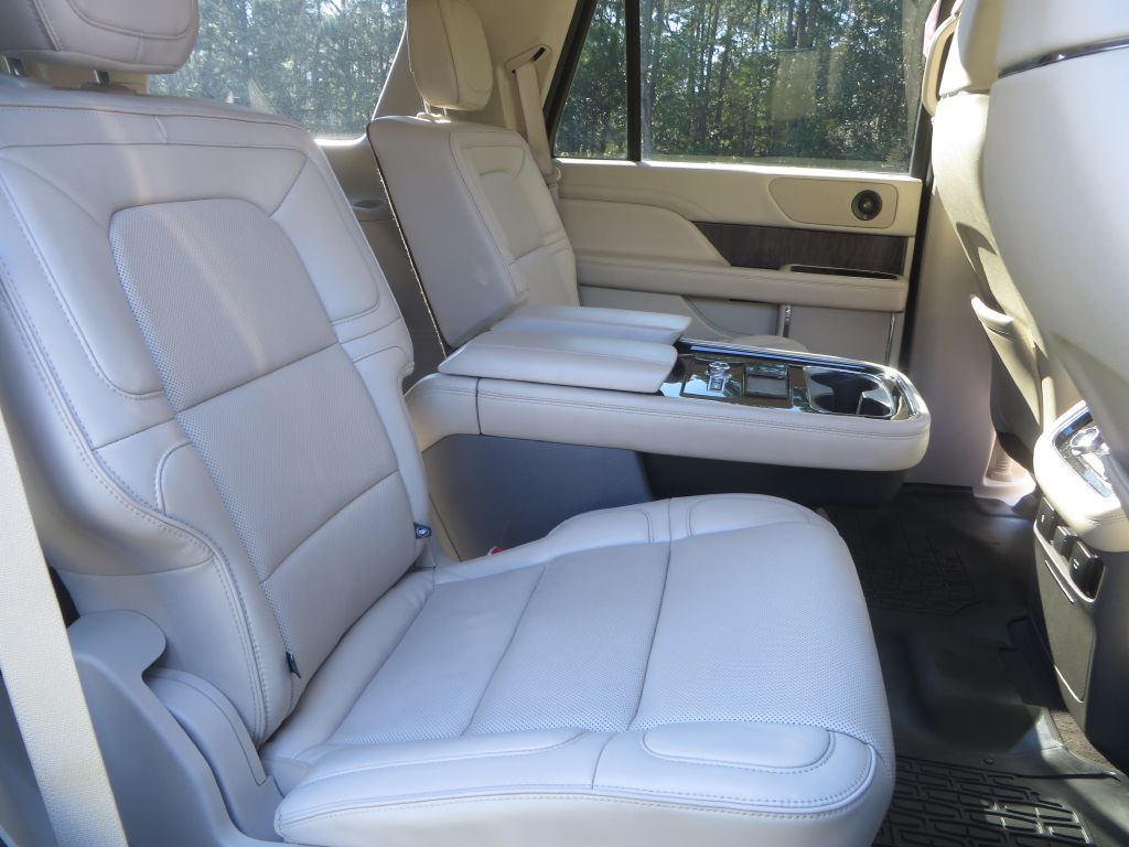 Photo 28 of this LINCOLN NAVIGATOR