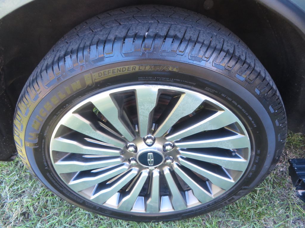 Photo 31 of this LINCOLN NAVIGATOR