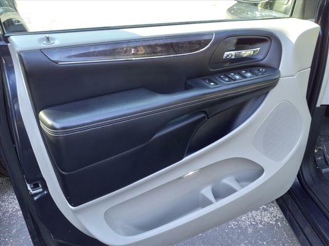 CHRYSLER TOWN AND COUNTR 2014 CHRYSLER TOWN AND COUNTR 2C4RC1BG0ER209136