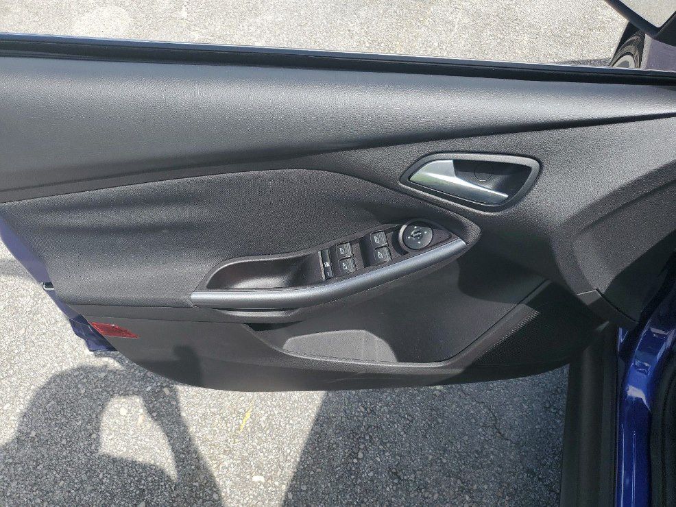 Photo 9 of this FORD FOCUS
