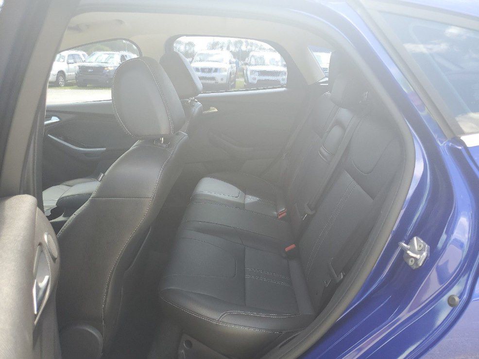 Photo 13 of this FORD FOCUS