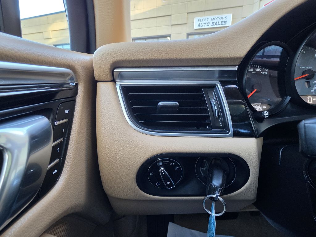 Photo 30 of this PORSCHE MACAN S