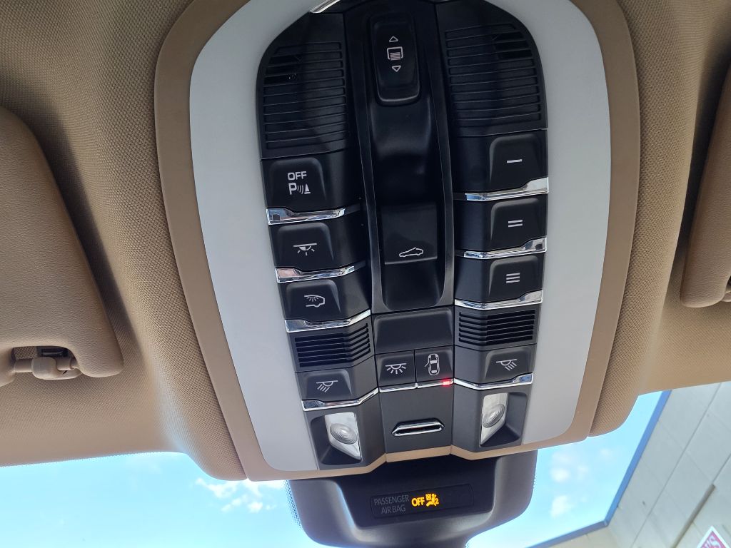 Photo 26 of this PORSCHE MACAN S