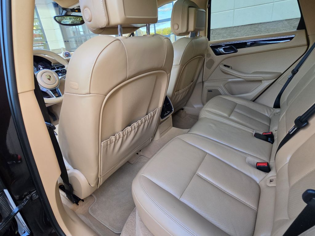 Photo 22 of this PORSCHE MACAN S
