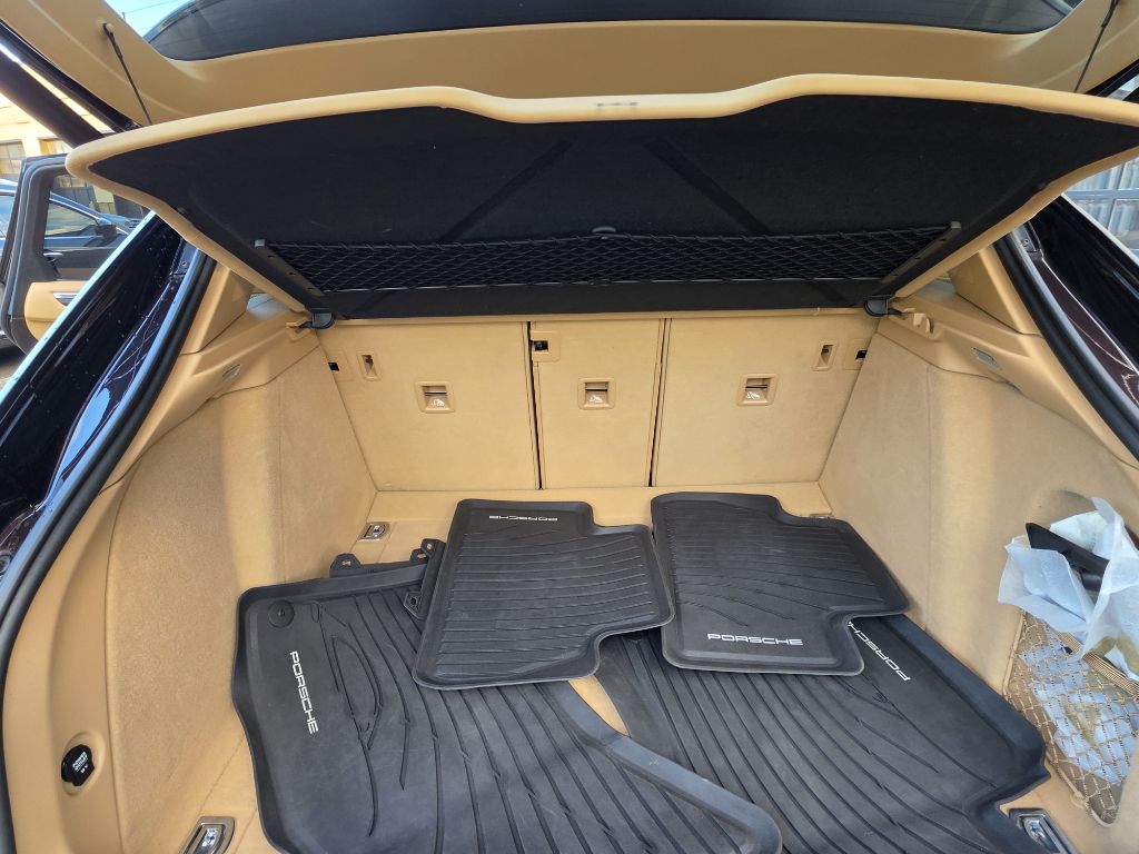 Photo 19 of this PORSCHE MACAN S