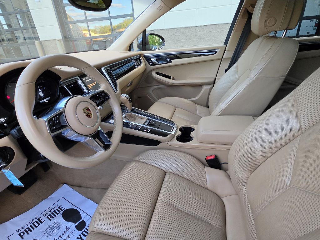 Photo 25 of this PORSCHE MACAN S