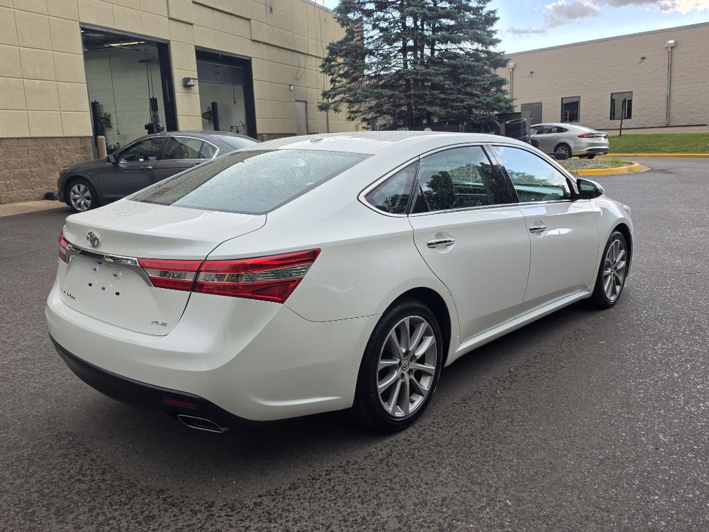Photo 7 of this TOYOTA AVALON XLE TOUR