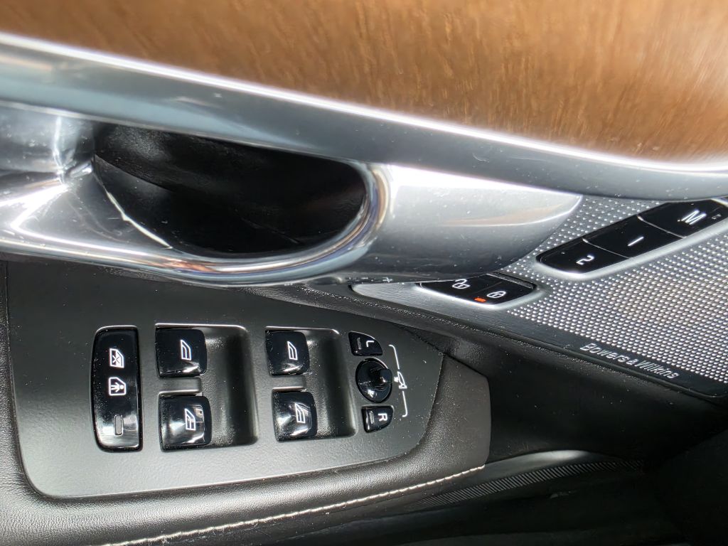 Photo 24 of this VOLVO S90