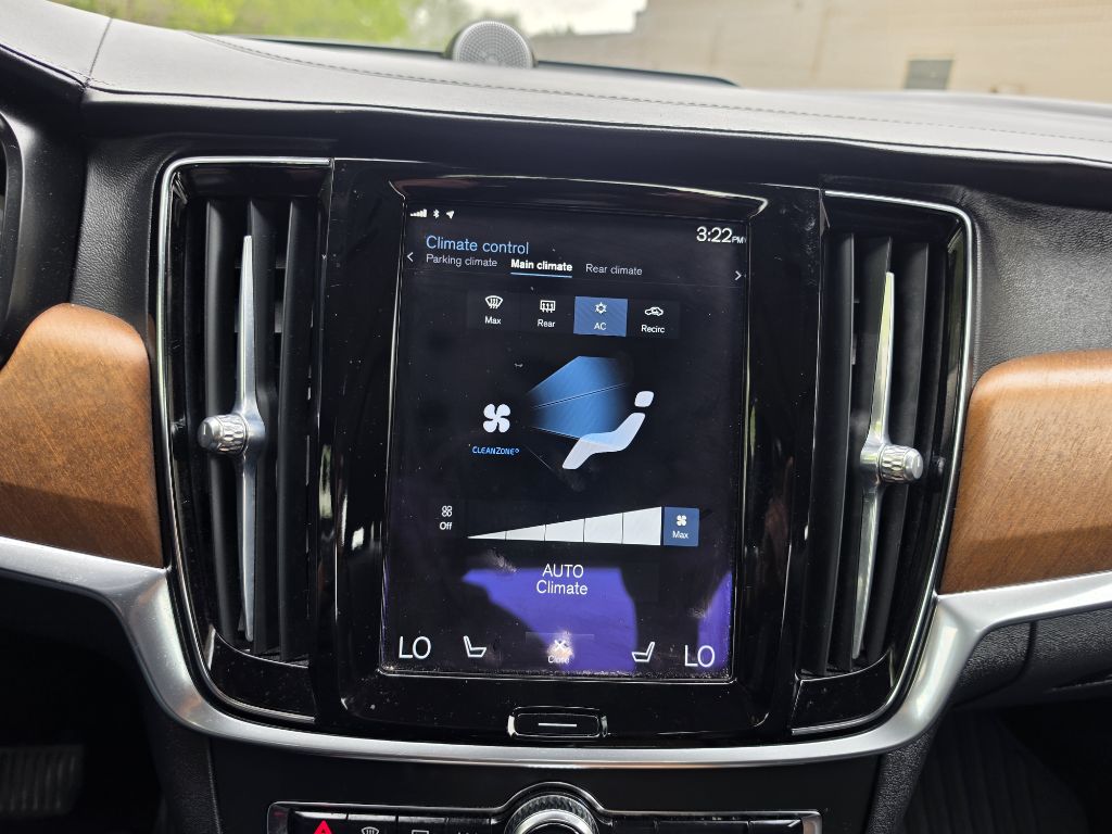Photo 23 of this VOLVO S90