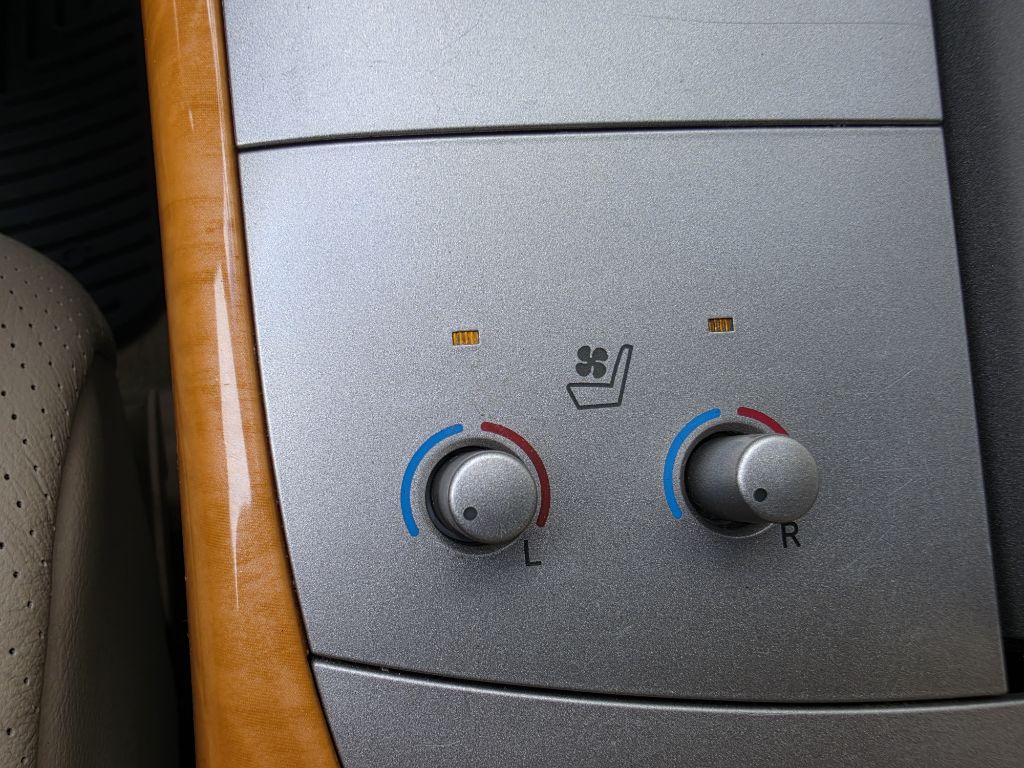 Photo 18 of this TOYOTA AVALON XL LIMIT