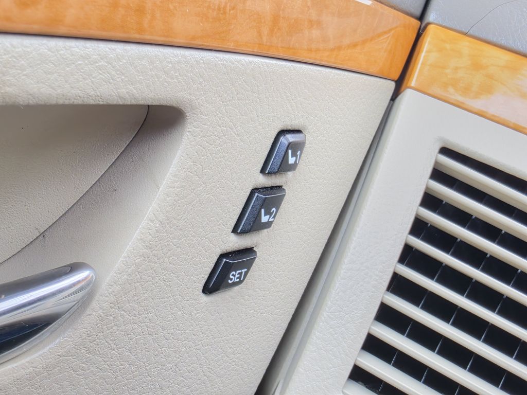 Photo 15 of this TOYOTA AVALON XL LIMIT