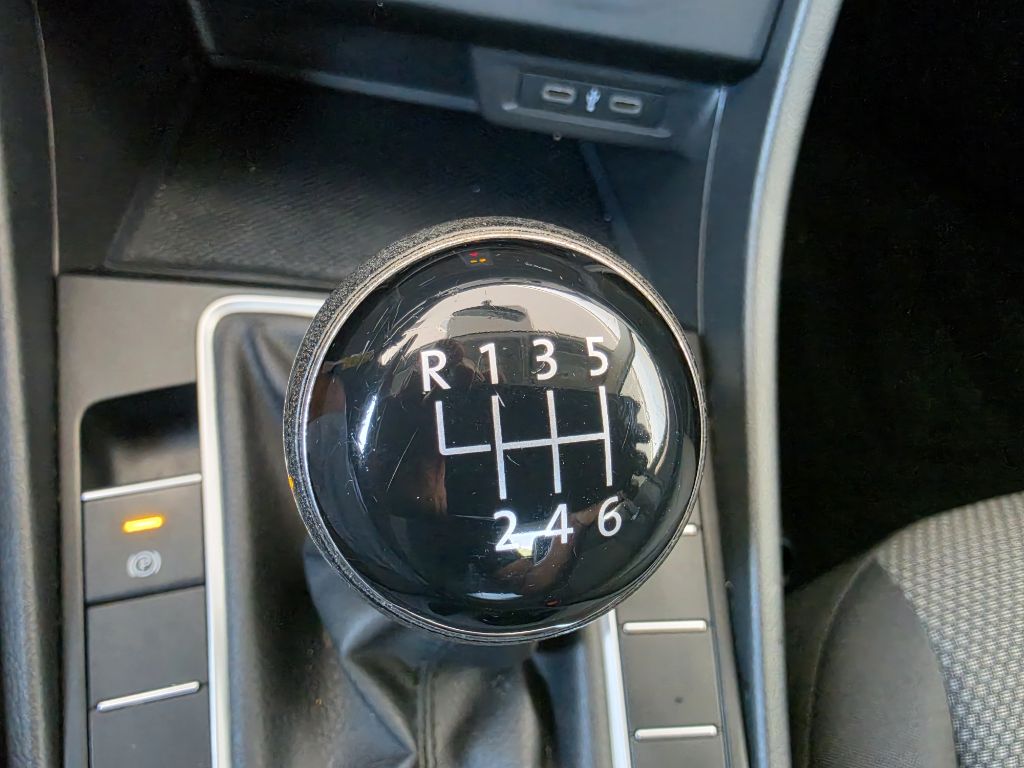 Photo 28 of this VOLKSWAGEN JETTA