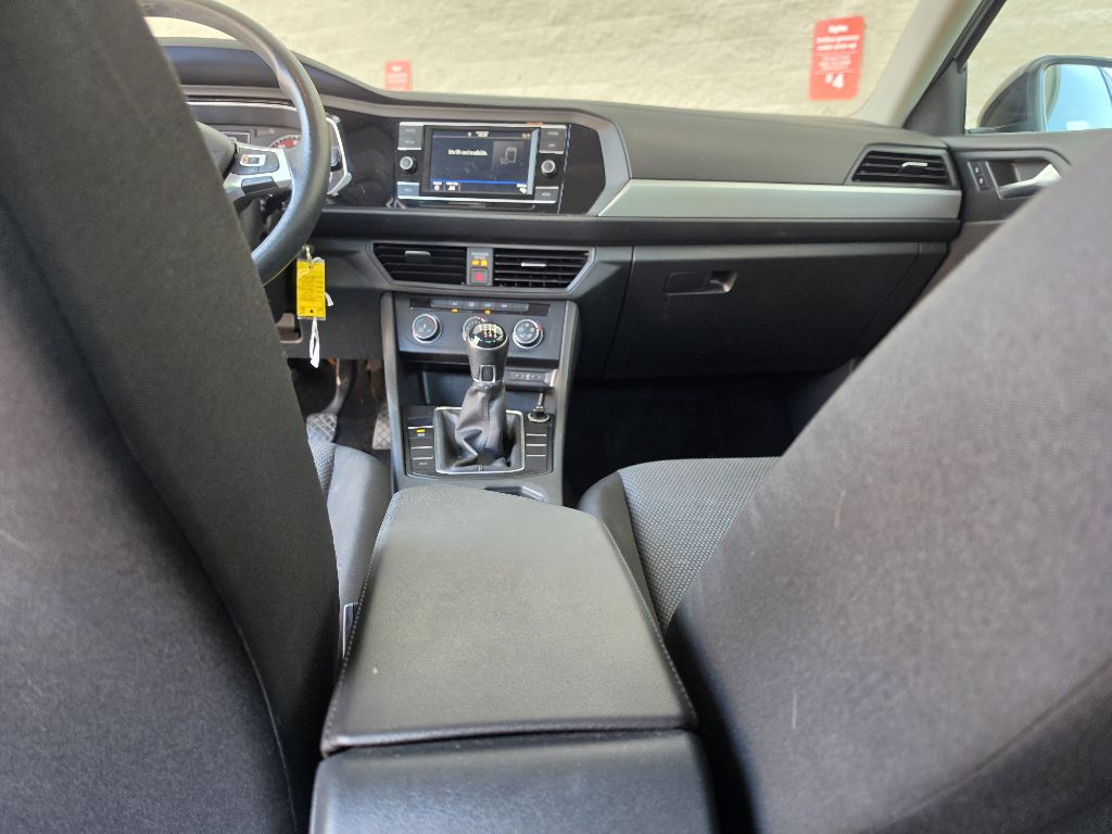 Photo 18 of this VOLKSWAGEN JETTA