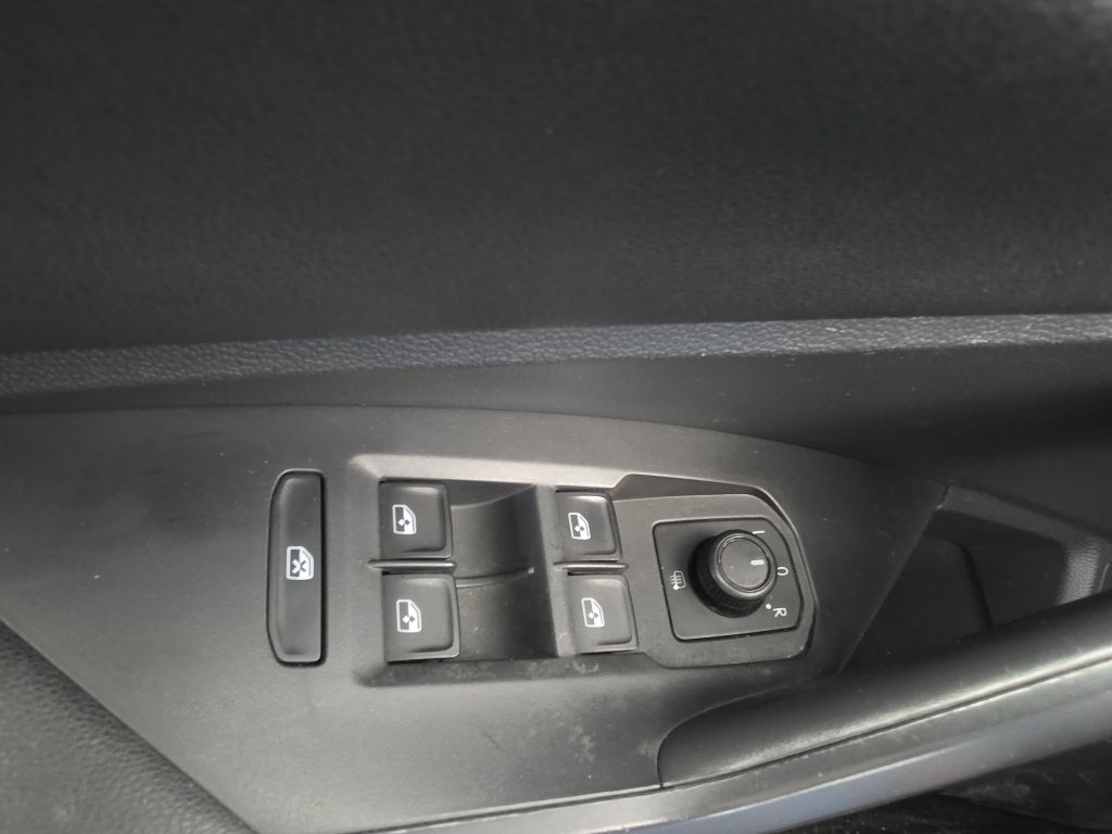 Photo 23 of this VOLKSWAGEN JETTA